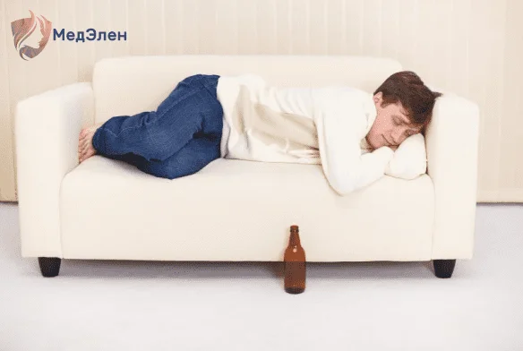 Мужчина лежит на диване после употребления спиртного 